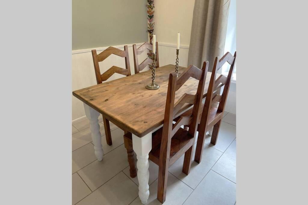 Cosy 2-Bedroom Family Cottage Centrally Located. Leedstown Kültér fotó