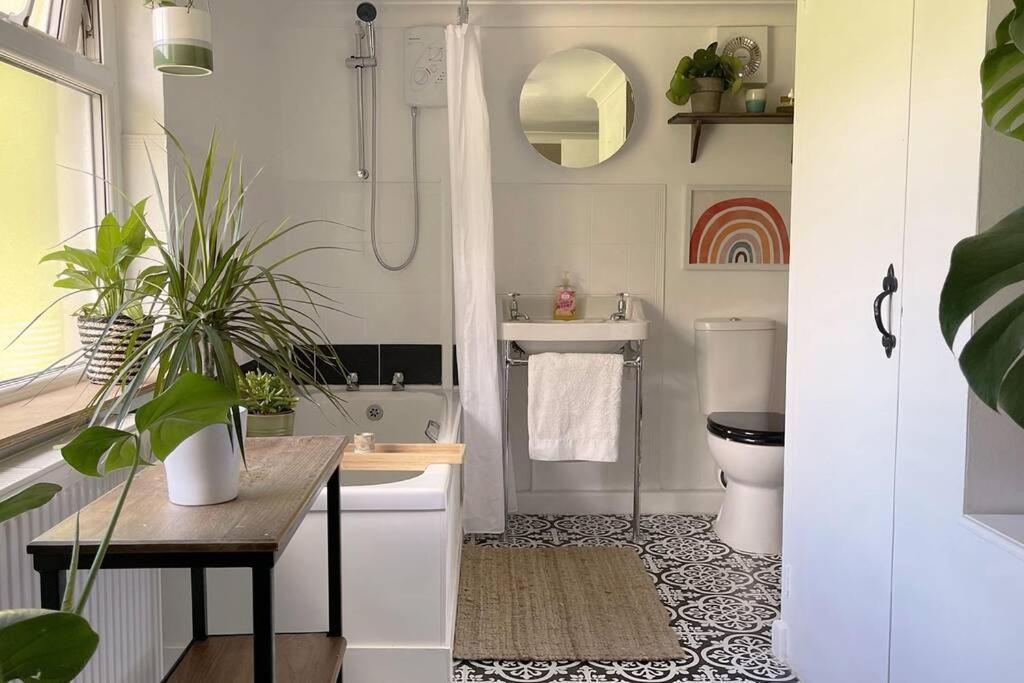 Cosy 2-Bedroom Family Cottage Centrally Located. Leedstown Kültér fotó